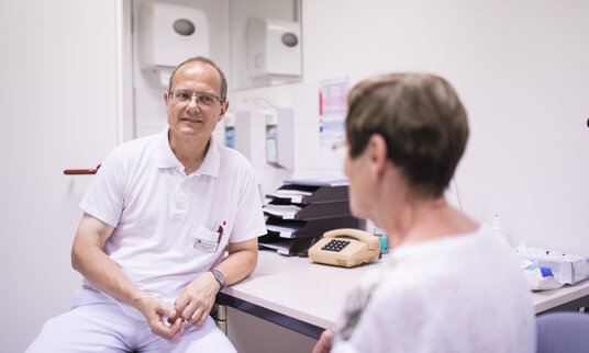 Dr. Richter im Gespräch mit Patientin