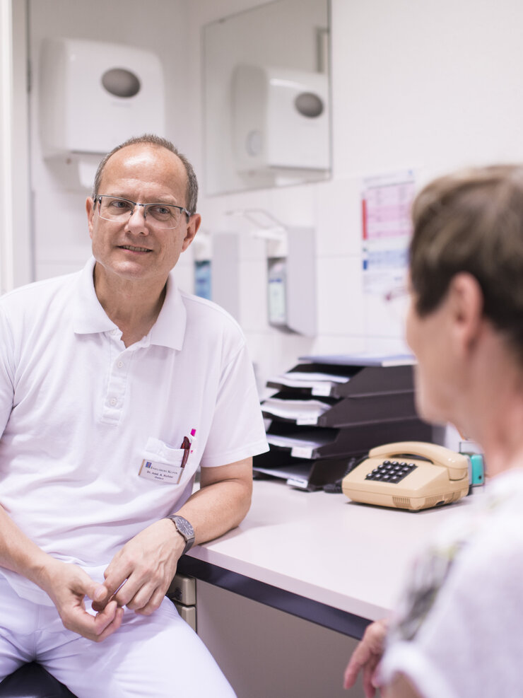 Dr. Richter im Gespräch mit Patientin