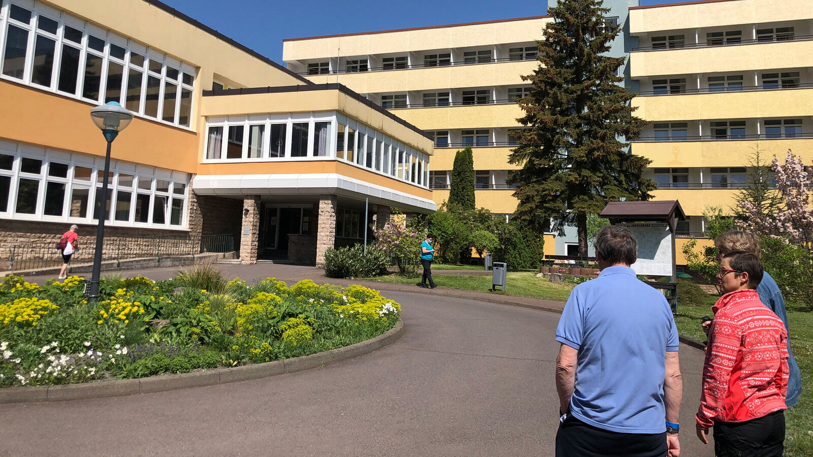 Patienten auf dem Weg zum Klinikeingang