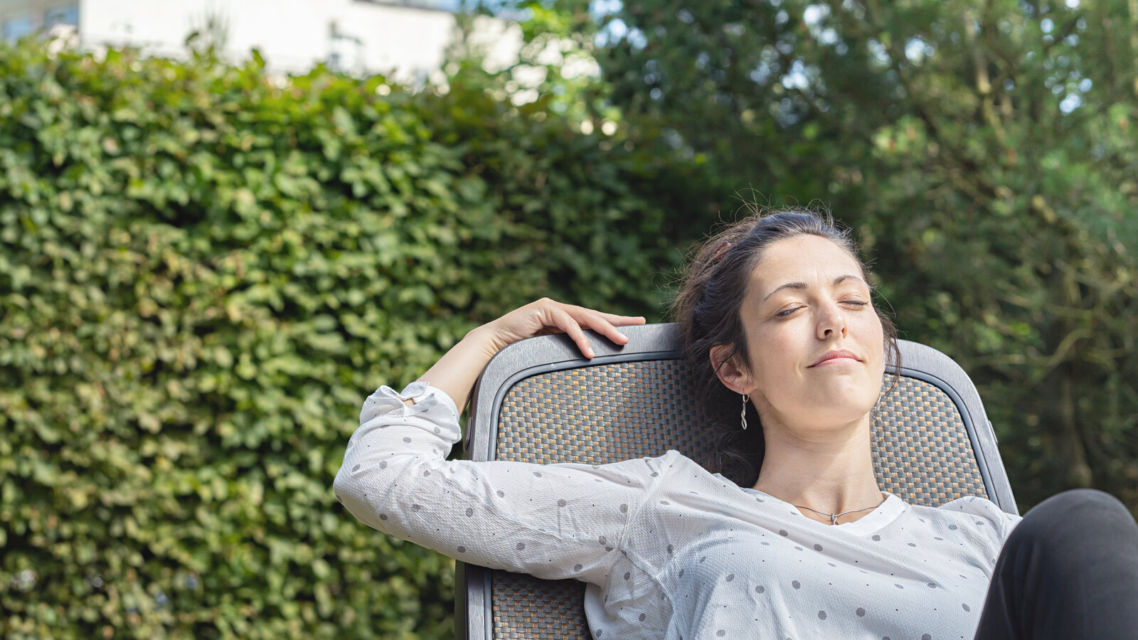 Patientin entspannt auf Sonnenliege